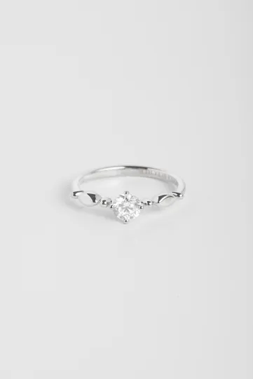 La bague Eve en or blanc 750‰ sertie d'un diamant taille brillant.