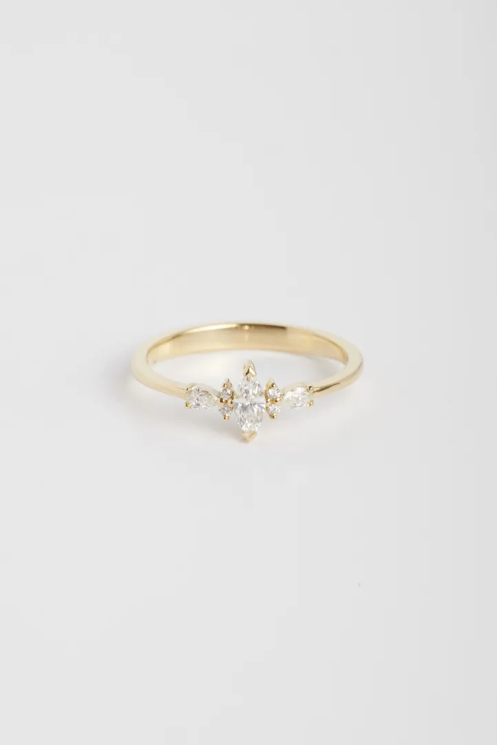 Bague Sertie Anneau fin or jaune 18 carats Brillant Diamant naturel taille Marquise monture Solitaire épaulé Bague Sertie Anneau fin or jaune 18 carats Brillant Diamant naturel taille Marquise monture Solitaire épaulé