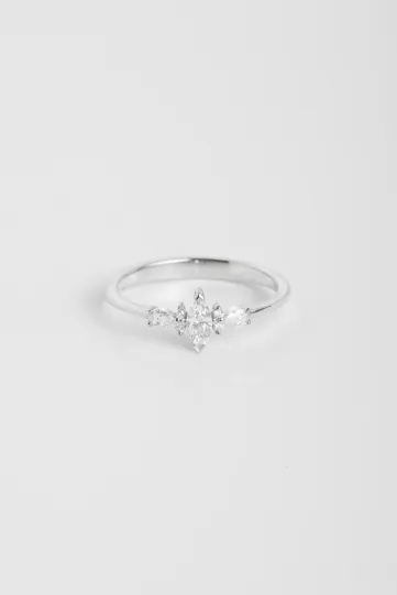 The Ewen XS ring in 18k white gold set with a marquise-cut diamond and accompanied by brilliant and pear-cut diamonds.