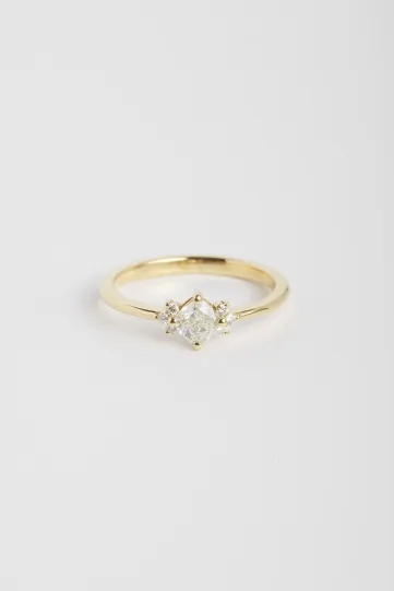 The Farah M ring, in 750‰ yellow gold, set with a central Asscher-cut diamond, accompanied by brilliant-cut diamonds.