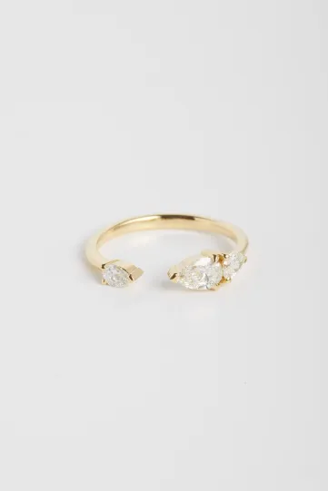 The Gwen M ring in 18k yellow gold set with a central pear-cut diamond and accompanied by pear-cut diamonds.