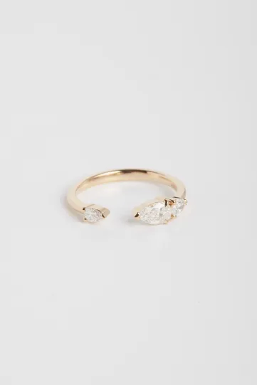 La bague Gwen S en or rose 750‰ sertie d'un diamant central taille poire et accompagné de diamants taille poire