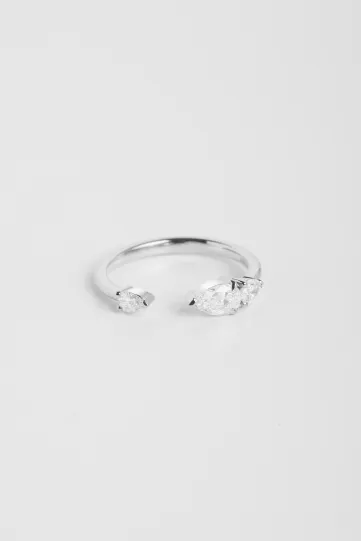 La bague Gwen S en or blanc 750‰ sertie d'un diamant central taille poire et accompagné de diamants taille poire