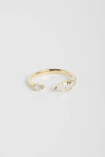 The Gwen S ring in 750‰ yellow gold set with a central pear-cut diamond, accompanied by pear-cut diamonds.