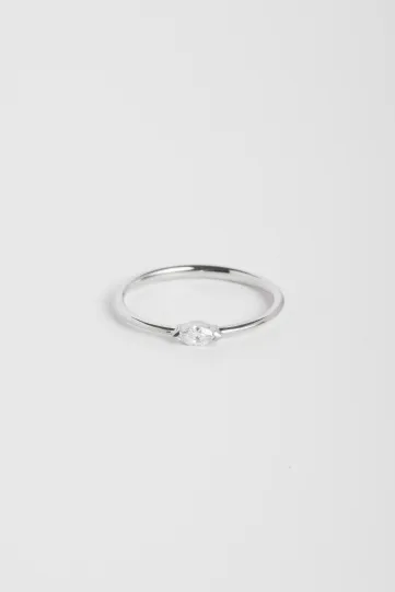 La bague Hana en or blanc 750‰ sertie d'un diamant taille marquise.