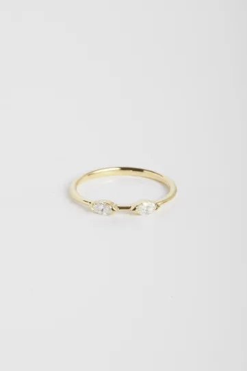 La bague Hana Bis en or jaune 750‰ sertie de deux diamants taille marquise.