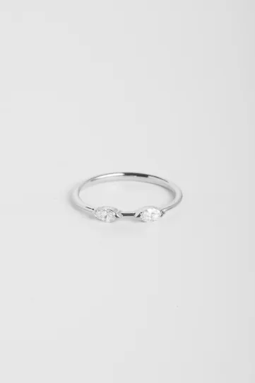 La bague Hana Bis en or blanc 750‰ sertie de deux diamants taille marquise.