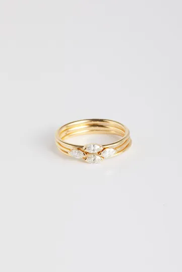 La trilogie de bagues Hana et Hana Bis en or jaune 750‰ et sertie de quatre diamants taille marquise.