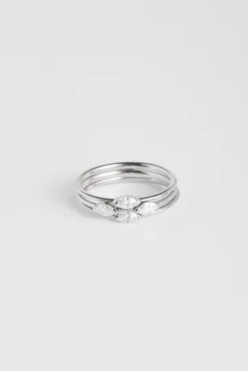 La trilogie de bagues Hana et Hana Bis en or blanc 750‰ et sertie de quatre diamants taille marquise.