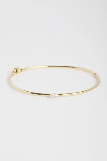 Bracelet jonc Hana en or jaune 750‰, serti d'un diamant taille marquise et doté d'un fermoir sécurisé. 
