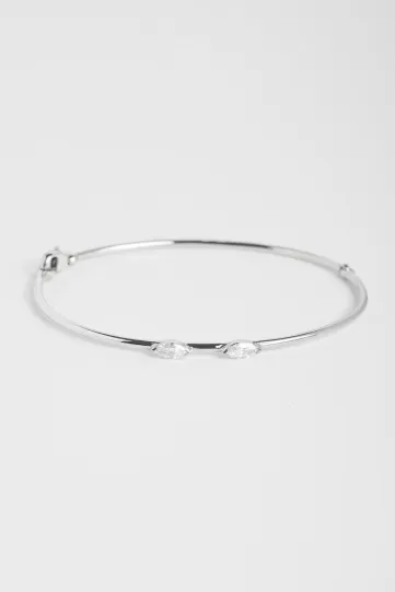 Bracelet jonc Hana en or blanc 750‰, serti de deux diamants taille marquise et doté d'un fermoir sécurisé. 