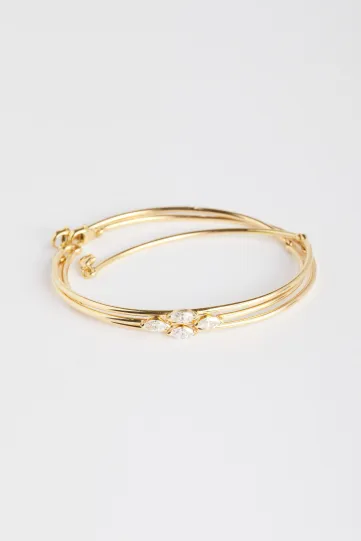 Une trilogie de bracelets Hana, en or jaune 750‰, sertis de diamants taille marquise.
