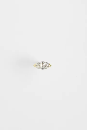 La boucle d'oreille Hana, en or jaune 750‰, sertie d'un diamant taille marquise, de 0.07ct.