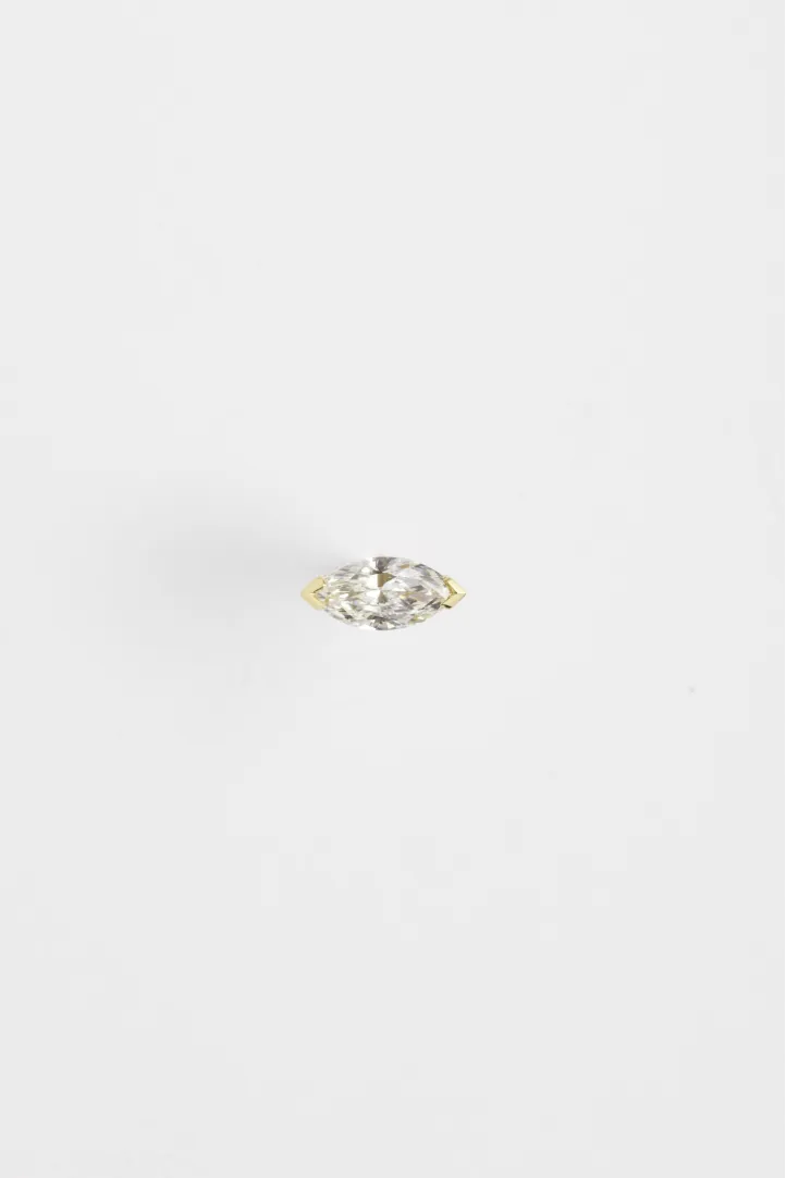 La boucle d'oreille Hana, en or jaune 750‰, sertie d'un diamant taille marquise, de 0.07ct. La boucle d'oreille Hana, en or jaune 750‰, sertie d'un diamant taille marquise, de 0.07ct.