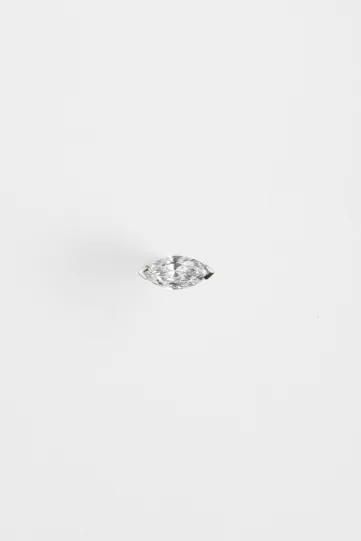 La boucle d'oreille Hana, en or blanc 750‰, sertie d'un diamant taille marquise, de 0.07ct.