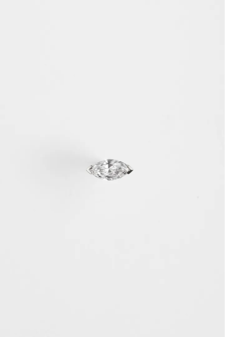 La boucle d'oreille Hana, en or blanc 750‰, sertie d'un diamant taille marquise, de 0.07ct. La boucle d'oreille Hana, en or blanc 750‰, sertie d'un diamant taille marquise, de 0.07ct.