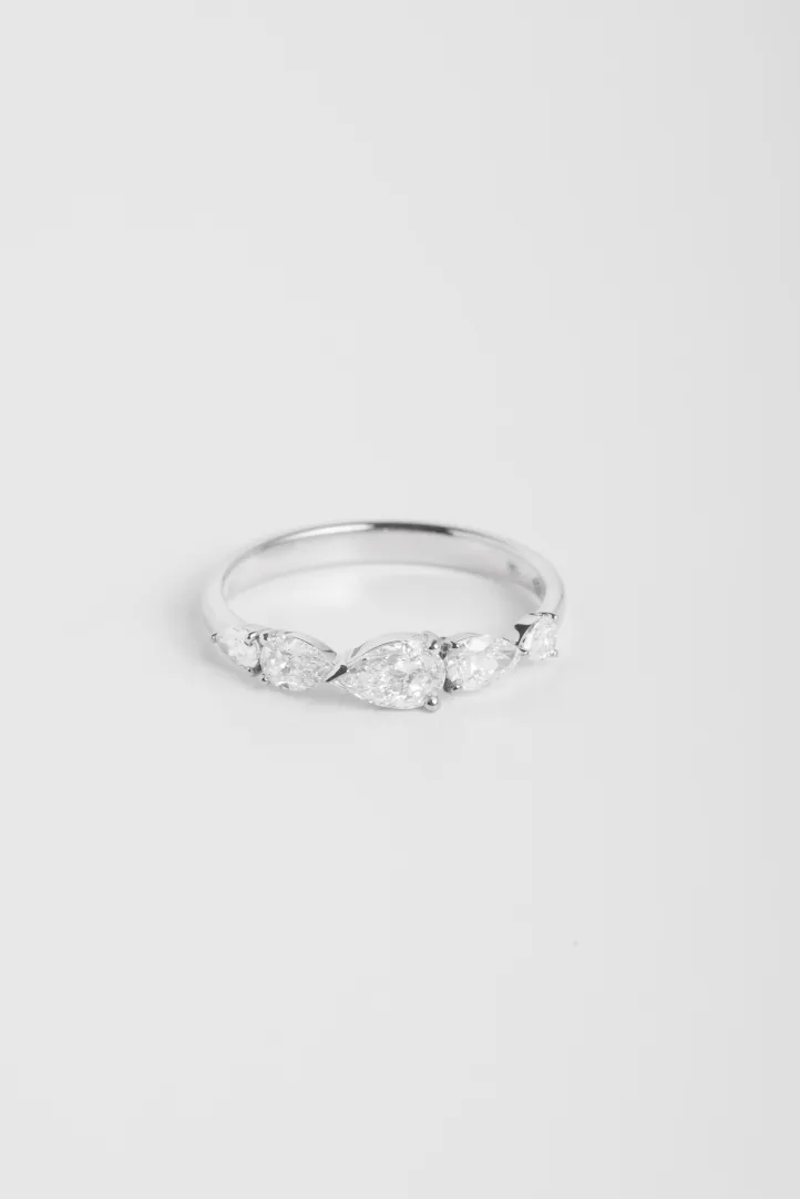 La bague Ibtissame, en or blanc 750‰ sertie d'un dégradé de diamants taille poire. La bague Ibtissame, en or blanc 750‰ sertie d'un dégradé de diamants taille poire.