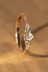Bague sertie or jaune solitaire épaulé diamant ovale Julie XS