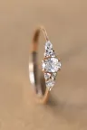 Bague sertie or jaune solitaire épaulé diamant ovale Julie XS