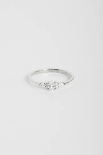 Une bague Julie XS en or blanc 750‰ sertie d'un diamant ovale et accompagné de diamants taille poire et taille brillant.