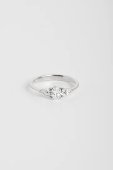 Une bague Julie S en or blanc 750‰ sertie d'un diamant ovale et accompagné de diamants taille poire et taille brillant.