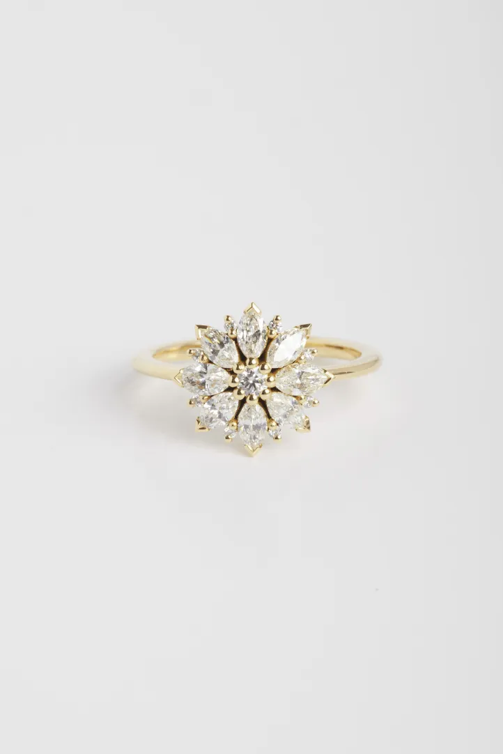 La bague Léa, en or jaune 750‰, sertie de diamants taille marquise et brillants. La bague Léa, en or jaune 750‰, sertie de diamants taille marquise et brillants.