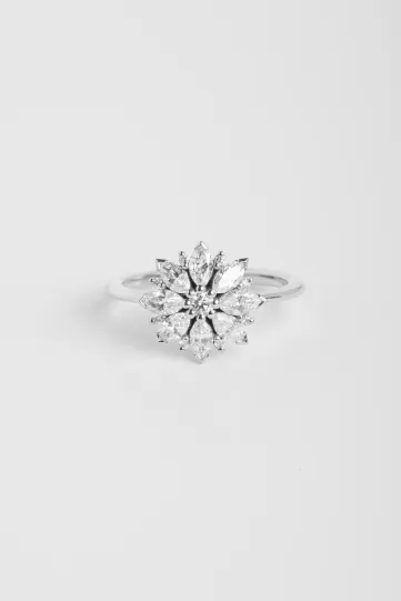 La bague Léa, en or blanc 750‰, sertie de diamants taille marquise et brillants.