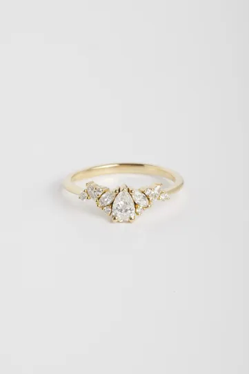 La bague Lancelot, en or jaune 750‰, sertie d'un diamant central taille poire et accompagné de diamants taille marquise et brillant.