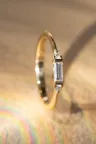 Bague sertie or blanc solitaire épaulé diamant baguette Nessa