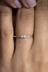 Bague sertie or jaune solitaire épaulé diamant ovale Lou Bague sertie or jaune solitaire épaulé diamant ovale Lou