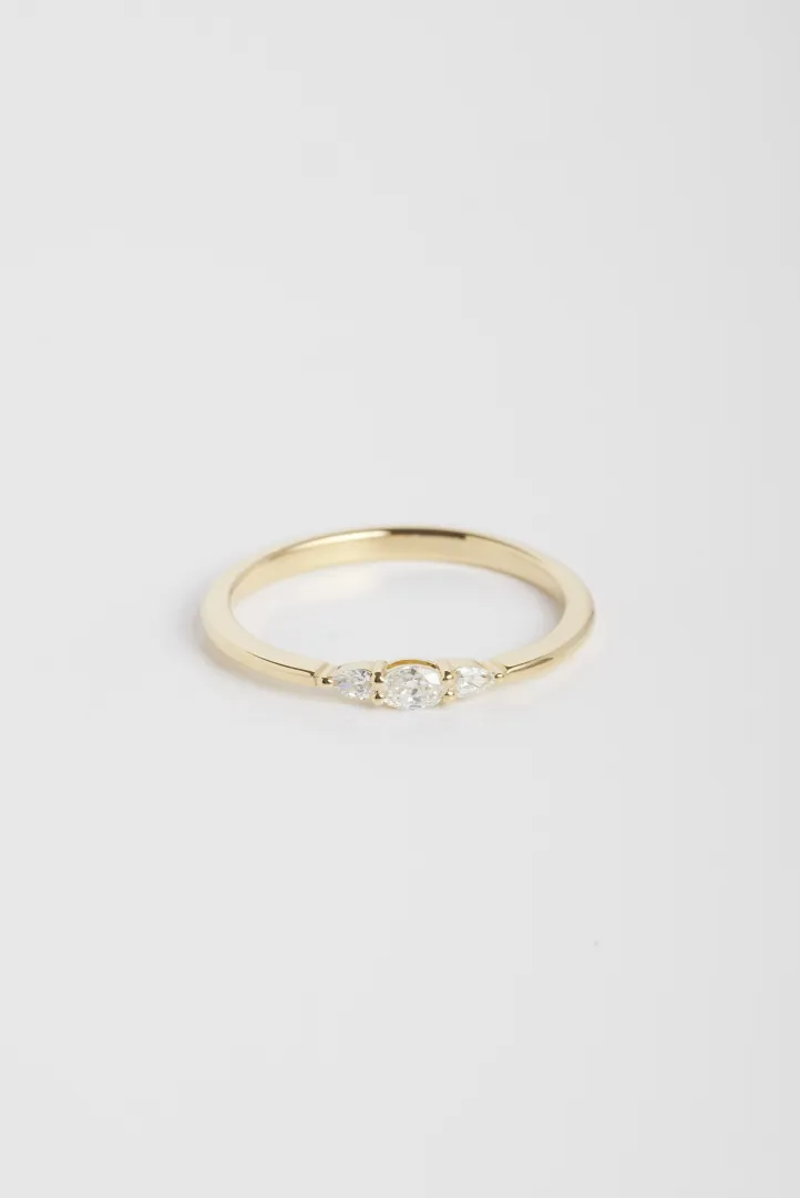 Bague Sertie Anneau fin or jaune 18 carats Poli Diamant naturel taille Ovale monture Solitaire épaulé Bague Sertie Anneau fin or jaune 18 carats Poli Diamant naturel taille Ovale monture Solitaire épaulé