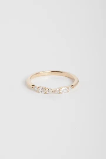 La bague Loulou, en or jaune 750‰, sertie de deux diamants taille ovale et accompagné de quatre diamants taille poire.