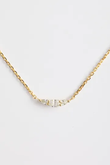 Le collier Lou, en or jaune 750‰, serti d'un diamant taille ovale et accompagné de deux diamants taille poire.