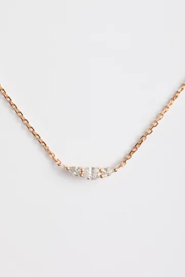 Le collier Lou, en or rose 750‰, serti d'un diamant taille ovale et accompagné de deux diamants taille poire.