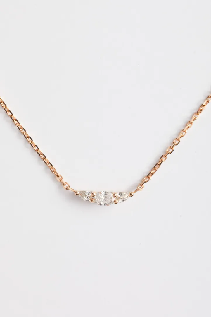 Le collier Lou, en or rose 750‰, serti d'un diamant taille ovale et accompagné de deux diamants taille poire. Le collier Lou, en or rose 750‰, serti d'un diamant taille ovale et accompagné de deux diamants taille poire.