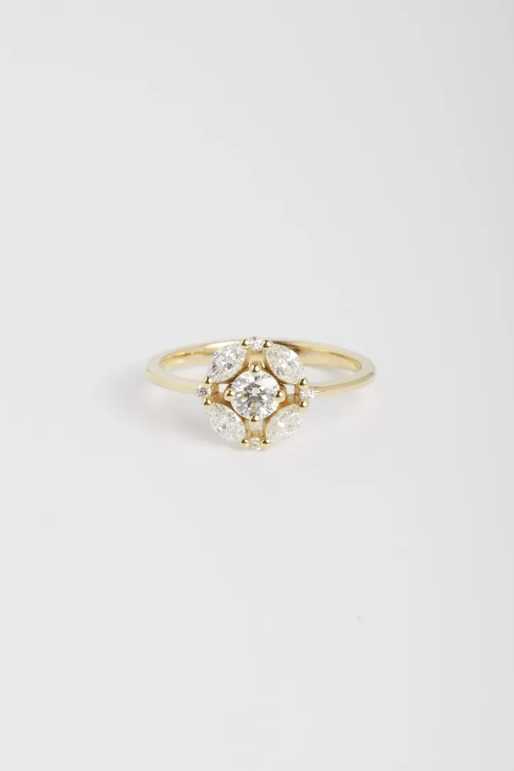 La bague Rina, en or jaune 750‰, sertie d'un diamant central taille brillant et accompagné de diamants taille marquise et brillant. La bague Rina, en or jaune 750‰, sertie d'un diamant central taille brillant et accompagné de diamants taille marquise et brillant.