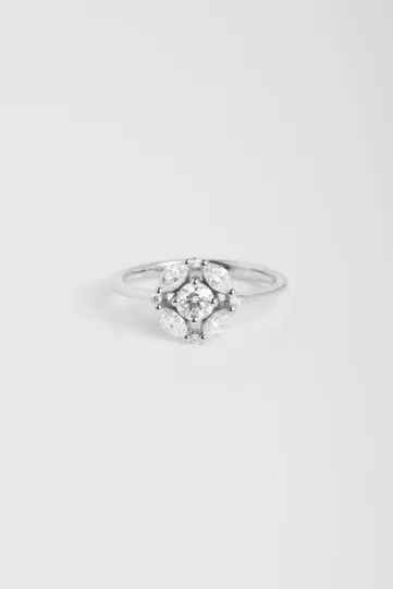 La bague Rina, en or blanc 750‰, sertie d'un diamant central taille brillant et accompagné de diamants taille marquise et brillant.