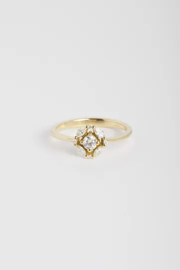 The Sapphire ring in 18k white gold set with an oval-cut sapphire and accompanied by a gradient of marquise-cut diamonds.
