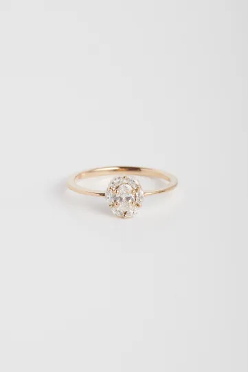 La bague Madeleine en or rose 750‰ sertie d'un diamant taille ovale et accompagnée de diamants taille marquise.
