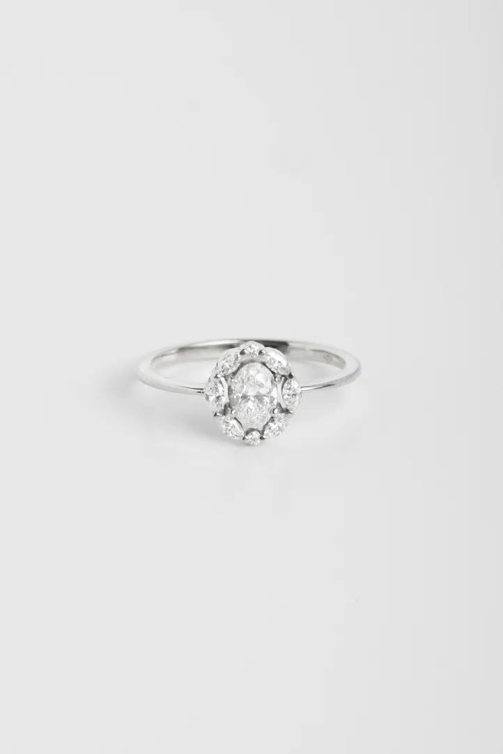 La bague Madeleine en or blanc 750‰ sertie d'un diamant taille ovale et accompagnée de diamants taille marquise. La bague Madeleine en or blanc 750‰ sertie d'un diamant taille ovale et accompagnée de diamants taille marquise.