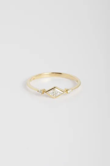 La bague Xuan, en or jaune 750‰, sertie de diamant taille triangle en trompe l'œil et accompagné de diamants taille brillant.