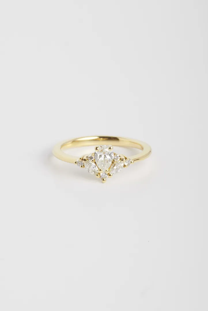 Bague de Fiançailles Sertie Anneau fin or jaune 18 carats Brillant Diamant naturel taille Poire monture Solitaire épaulé Bague de Fiançailles Sertie Anneau fin or jaune 18 carats Brillant Diamant naturel taille Poire monture Solitaire épaulé