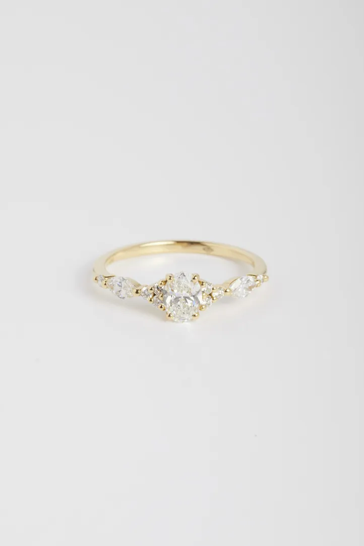Bague de Fiançailles Sertie Anneau fin or jaune 18 carats Brillant Diamant naturel taille Ovale monture Solitaire épaulé Bague de Fiançailles Sertie Anneau fin or jaune 18 carats Brillant Diamant naturel taille Ovale monture Solitaire épaulé