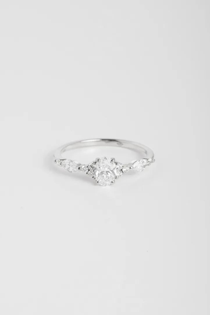 The Sirène XL ring in 18k yellow gold set with a central marquise-cut diamond and accompanied by a gradient of marquise-cut diamonds. The Sirène XL ring in 18k yellow gold set with a central marquise-cut diamond and accompanied by a gradient of marquise-cut diamonds.