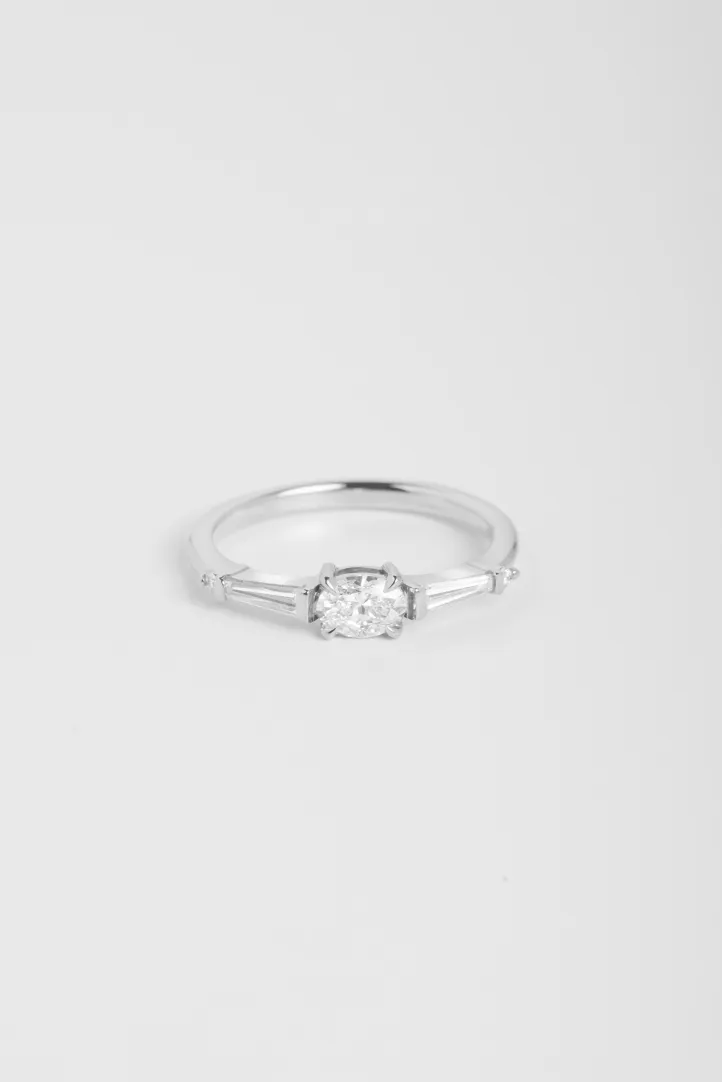 Bague de Fiançailles Sertie Anneau fin or blanc 18 carats Brillant Diamant naturel taille Ovale monture Solitaire épaulé Bague de Fiançailles Sertie Anneau fin or blanc 18 carats Brillant Diamant naturel taille Ovale monture Solitaire épaulé
