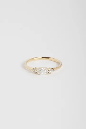 <p>La bague Mathilde S en or jaune 750‰, sertie d'un diamant taille marquise et accompagné de diamant taille brillant.</p>