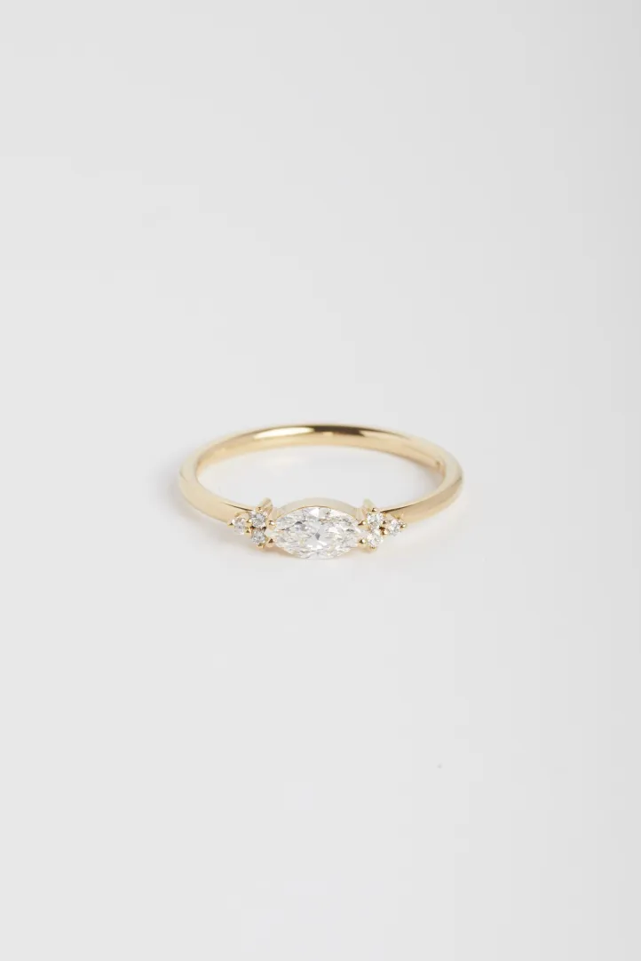Bague de Fiançailles Sertie Anneau fin or jaune 18 carats Brillant Diamant naturel taille Marquise monture Solitaire épaulé
