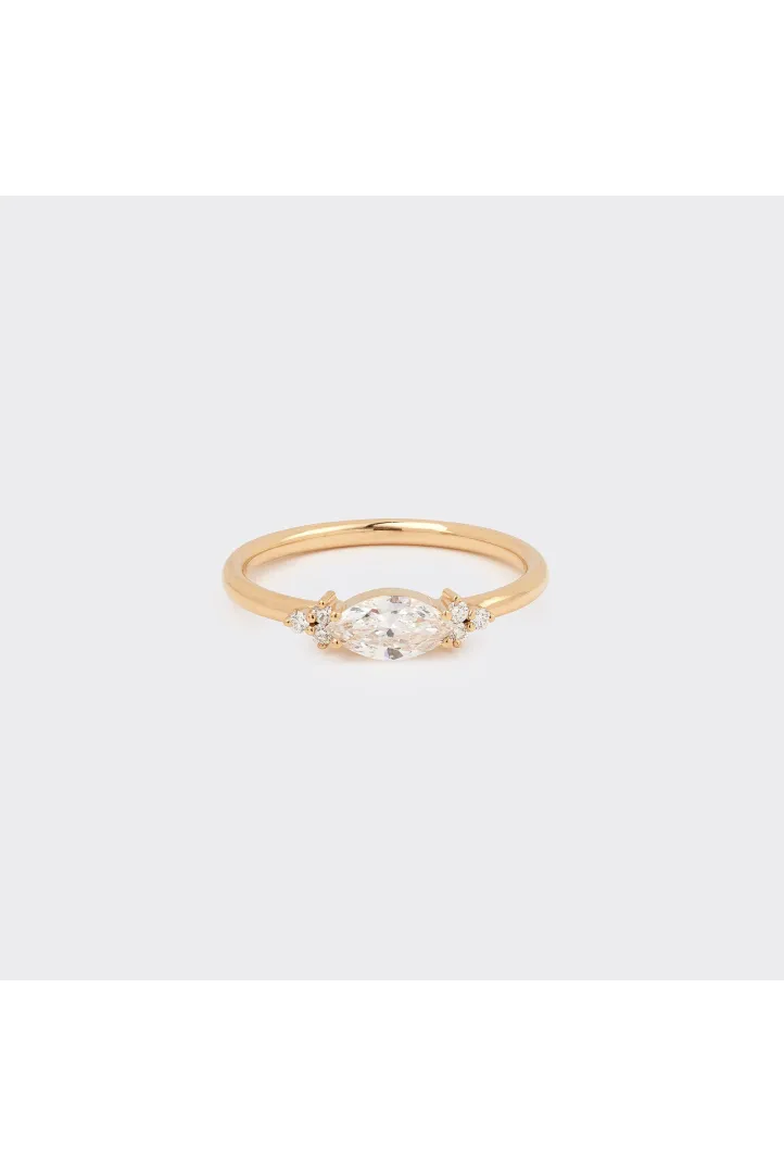 <p>La bague Mathilde S en or rose 750‰, sertie d'un diamant taille marquise et accompagné de diamant taille brillant.</p> <p>La bague Mathilde S en or rose 750‰, sertie d'un diamant taille marquise et accompagné de diamant taille brillant.</p>