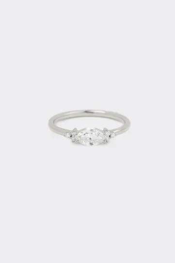 <p>La bague Mathilde S en or blanc 750‰, sertie d'un diamant taille marquise et accompagné de diamant taille brillant.</p>