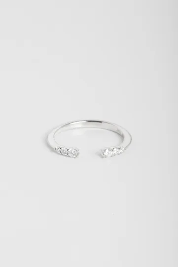 La bague ouverte, Monica en or blanc 750‰, sertie d'un dégradé de diamants taille brillant.
